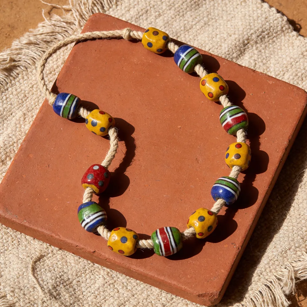 Illustration : Baya en perles de Krobo du Ghana