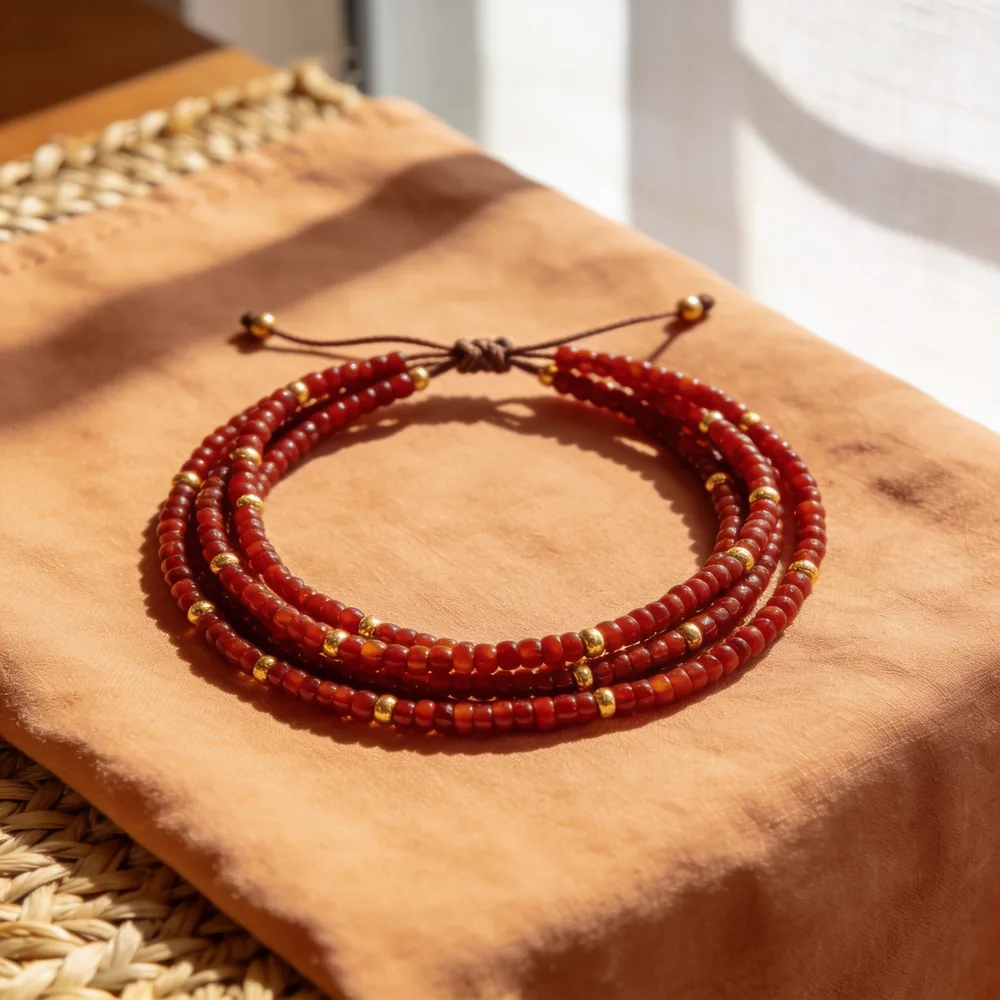 Illustration : Bine-bine en perles de rocaille rouge et or